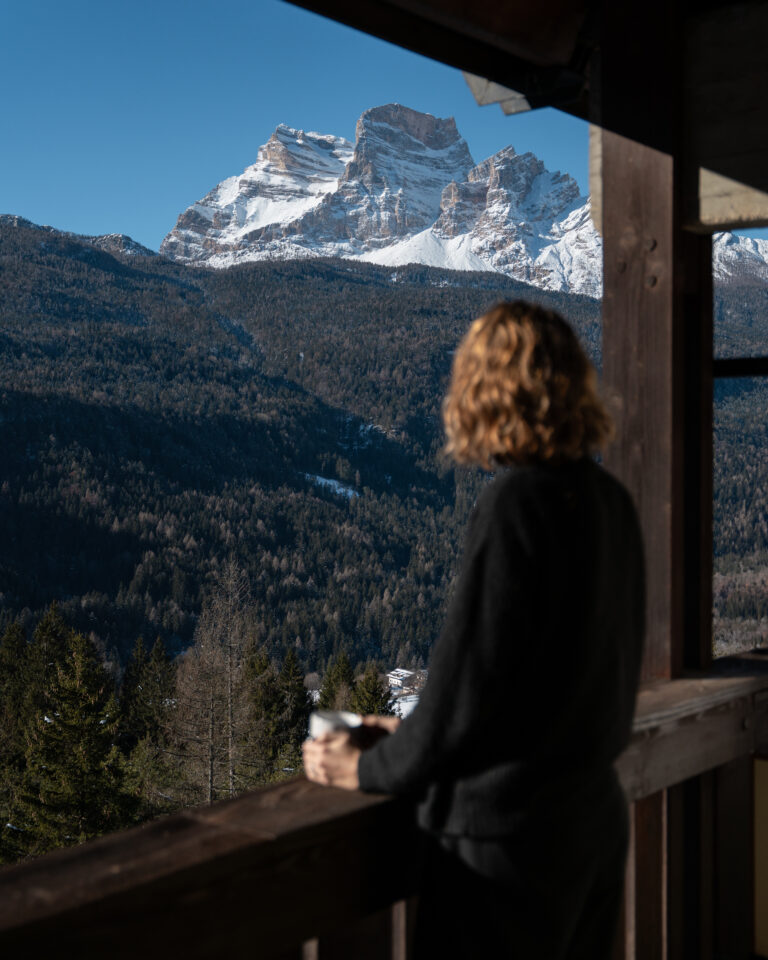 Donna osserva cime dolomiti da Hotel Boite