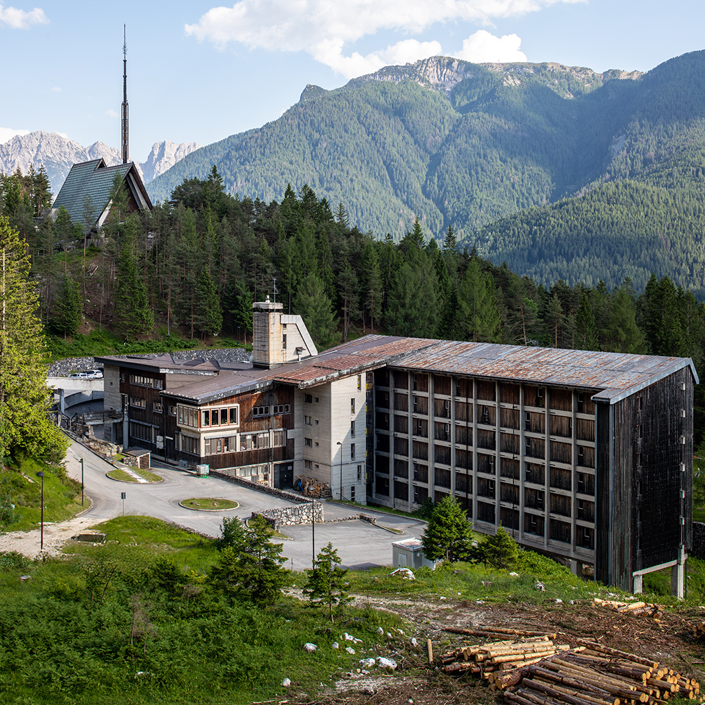 Veduta esterni Hotel Boite e chiesa Borca di Cadore