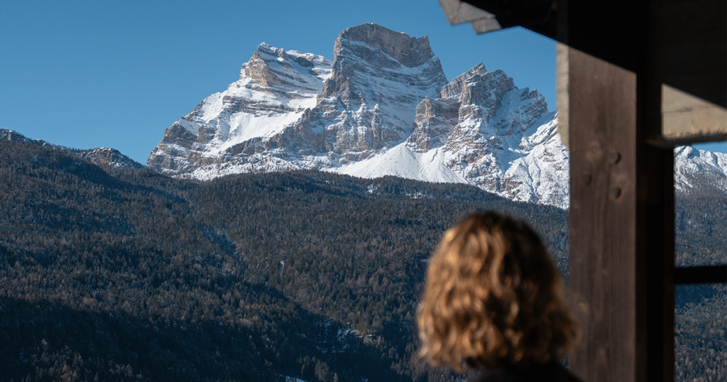 Ragazza di spalle osserva il panorama delle Dolomiti da una terrazza dell’Hotel Boite a Borca di Cadore