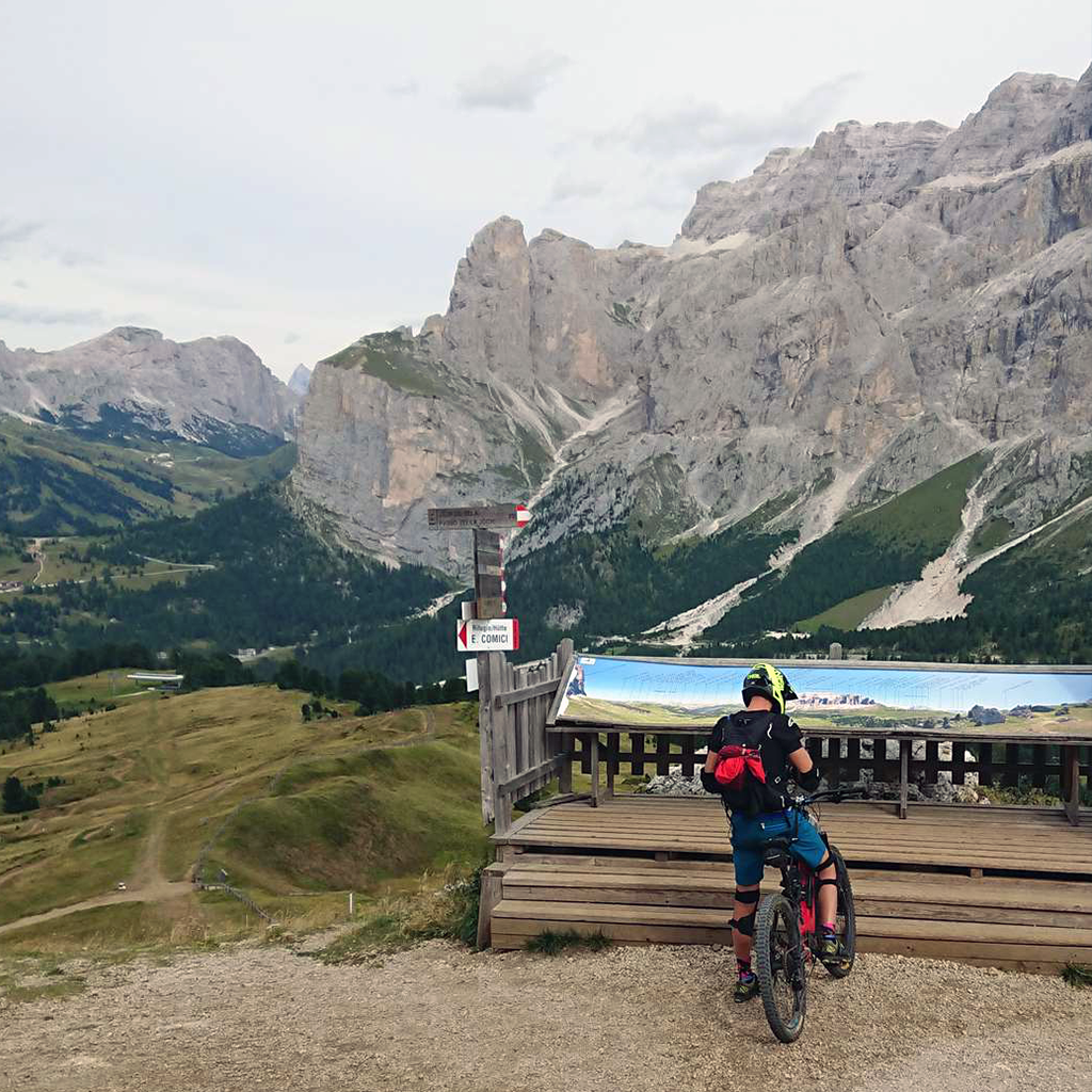 Escursione estiva in Bicicletta sulla Sella Ronda, Dolomiti, vicino all'Hotel Boite