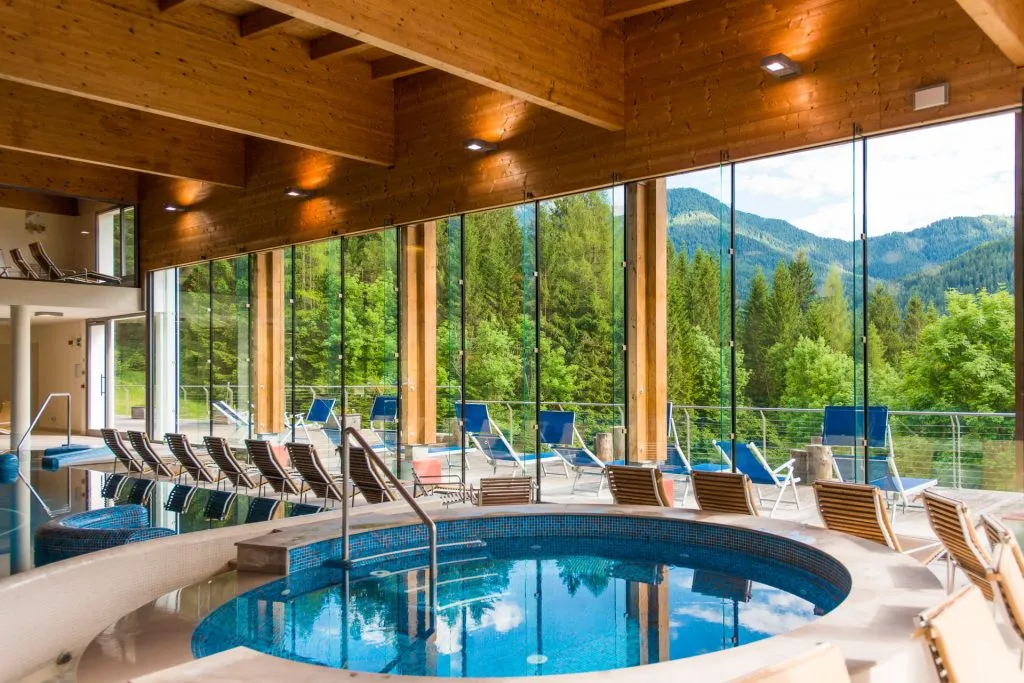 Una spa con una vista spettacolare sulle montagne